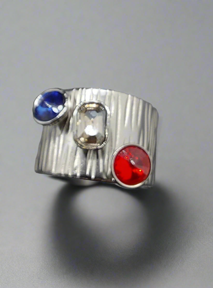 Anello a fascia con pietre colorate