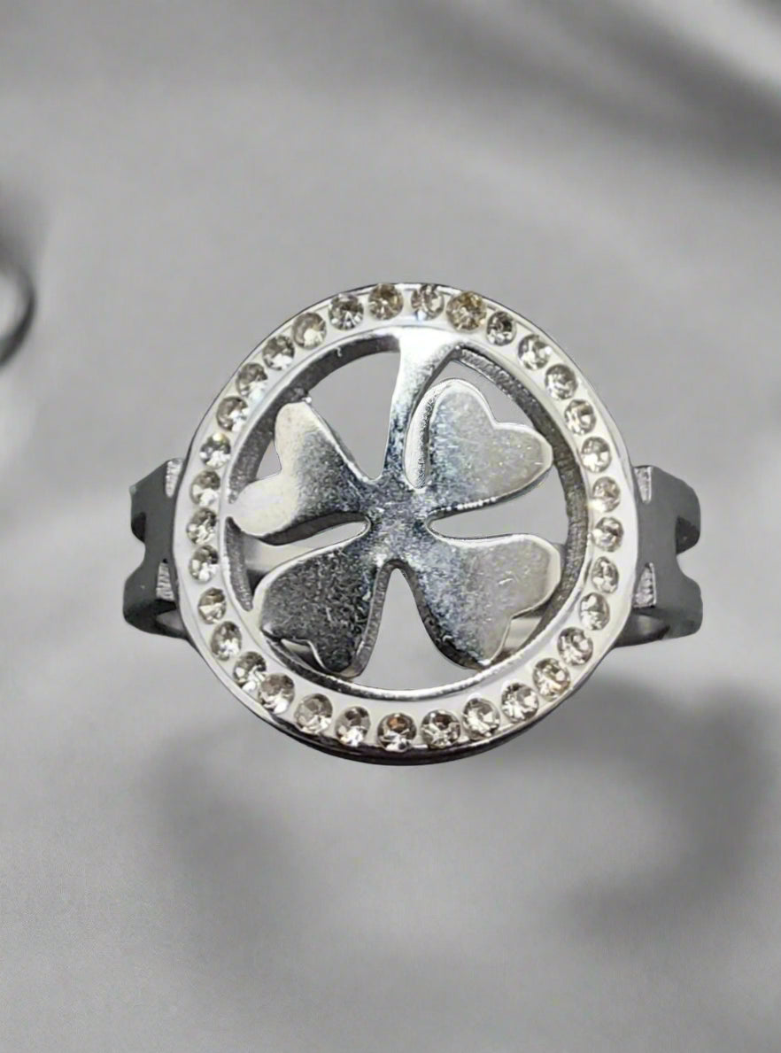 Anello Quadrifoglio ornato con punti luce